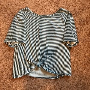 Cropped tied t-shirt